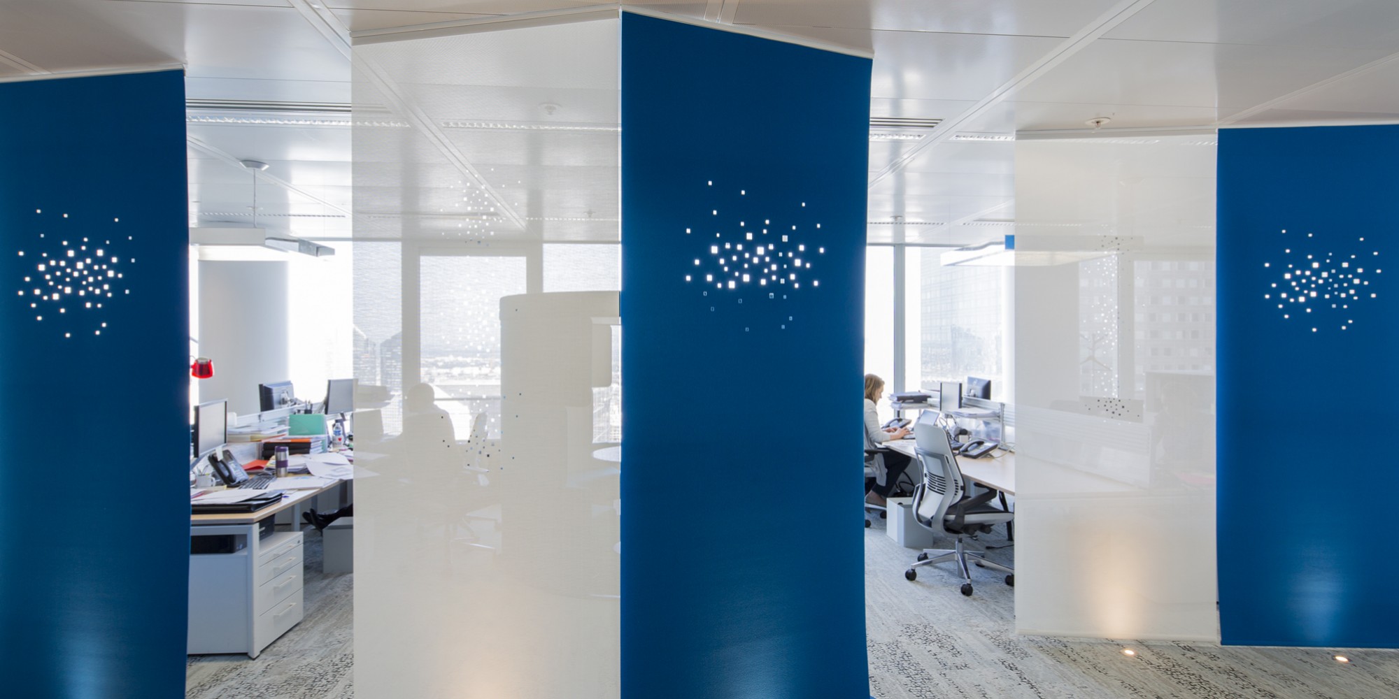 Dessin "lumières de la ville" sur combinaison de panneaux en feutre et en écran solaire
