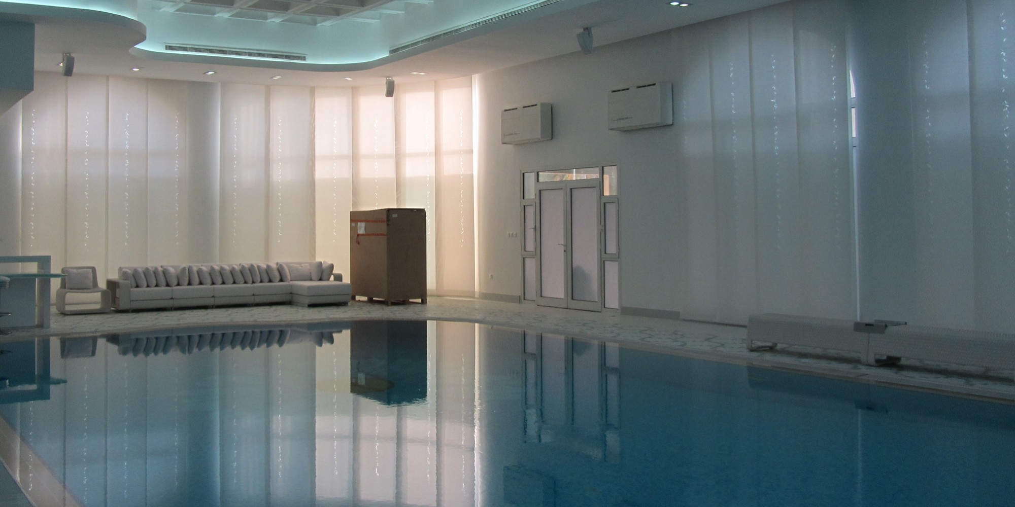 Dessin "guirlande de feuilles" sur panneaux écrans solaires dans une piscine privée