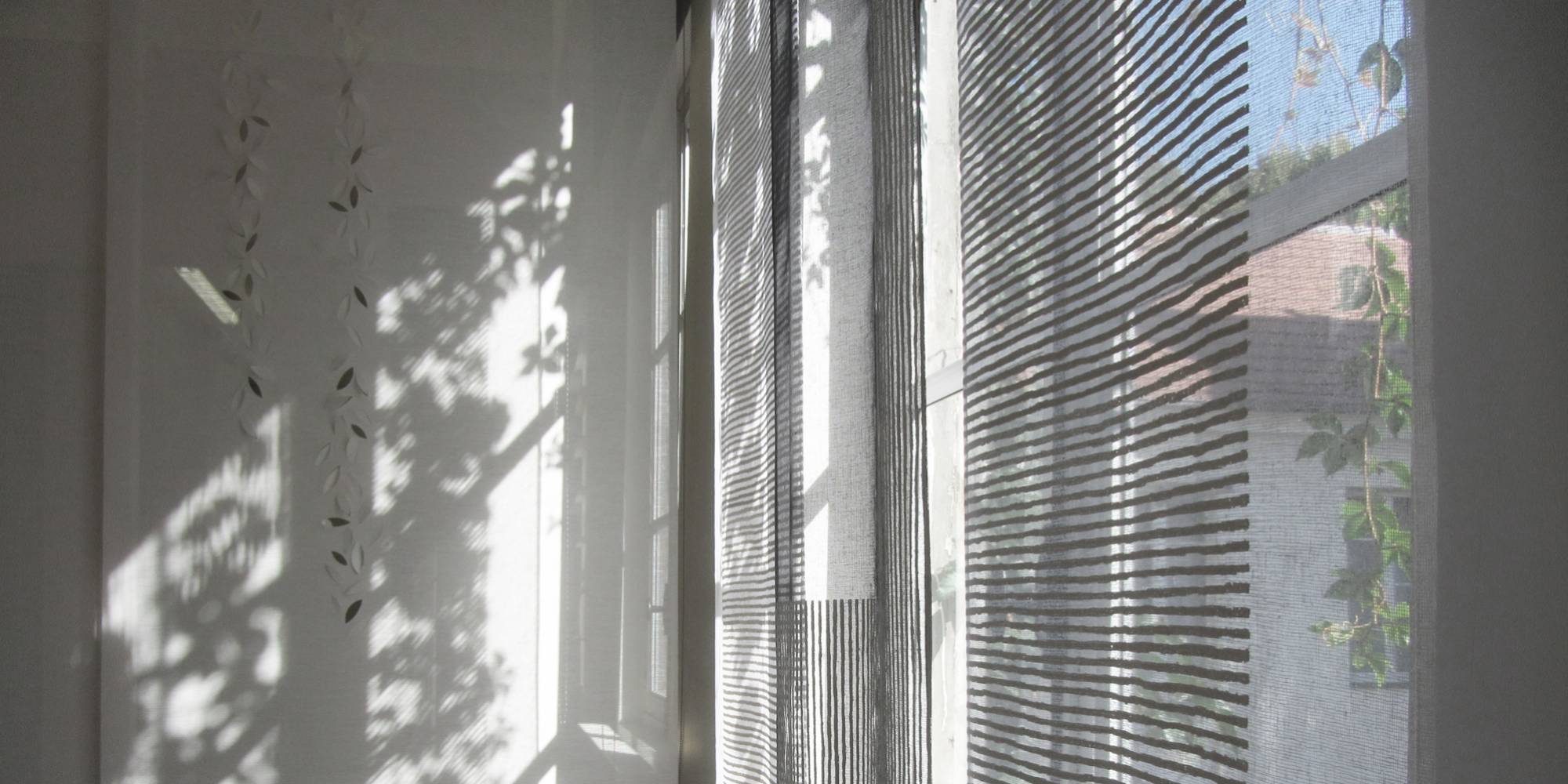 Dessins "sieste" et "guirlande de feuilles" : habillage de fenêtre & séparation espaces 