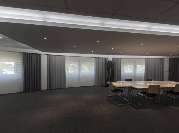 blackout-curtains-for-meeting-room--2