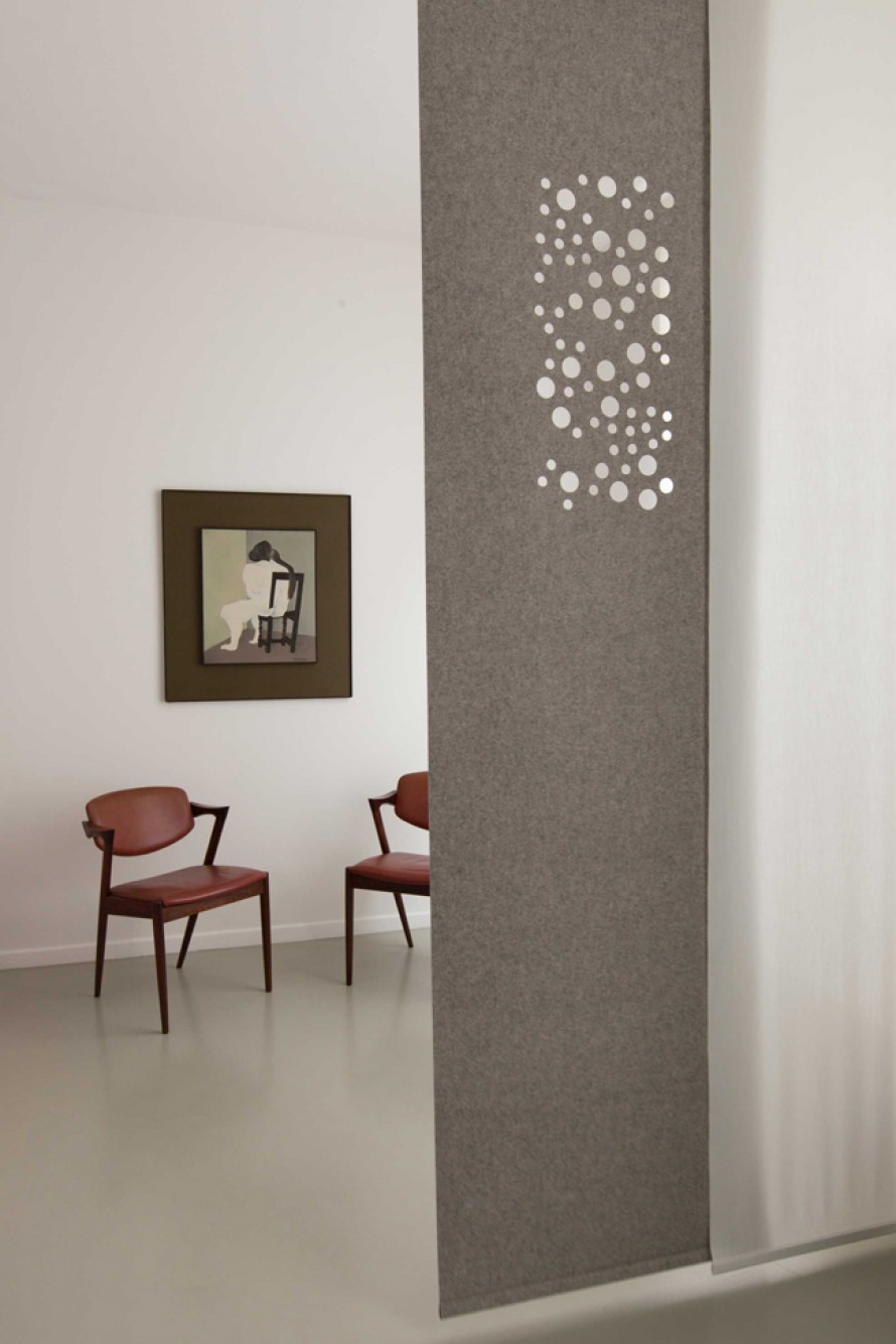 Acoustic sliding panel in grey felt with our « bubbles» design in digital cut and plain translucent panels in off-white