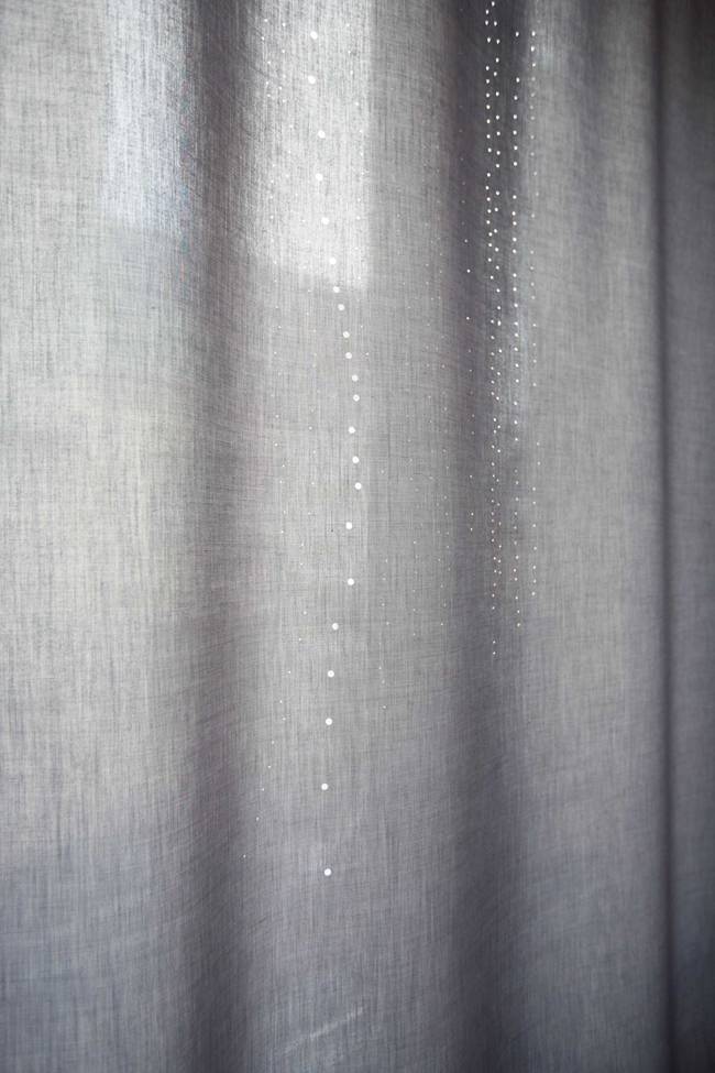 Détail rideau translucide gris perle dessin "lucioles" en découpe laser Lily Latifi