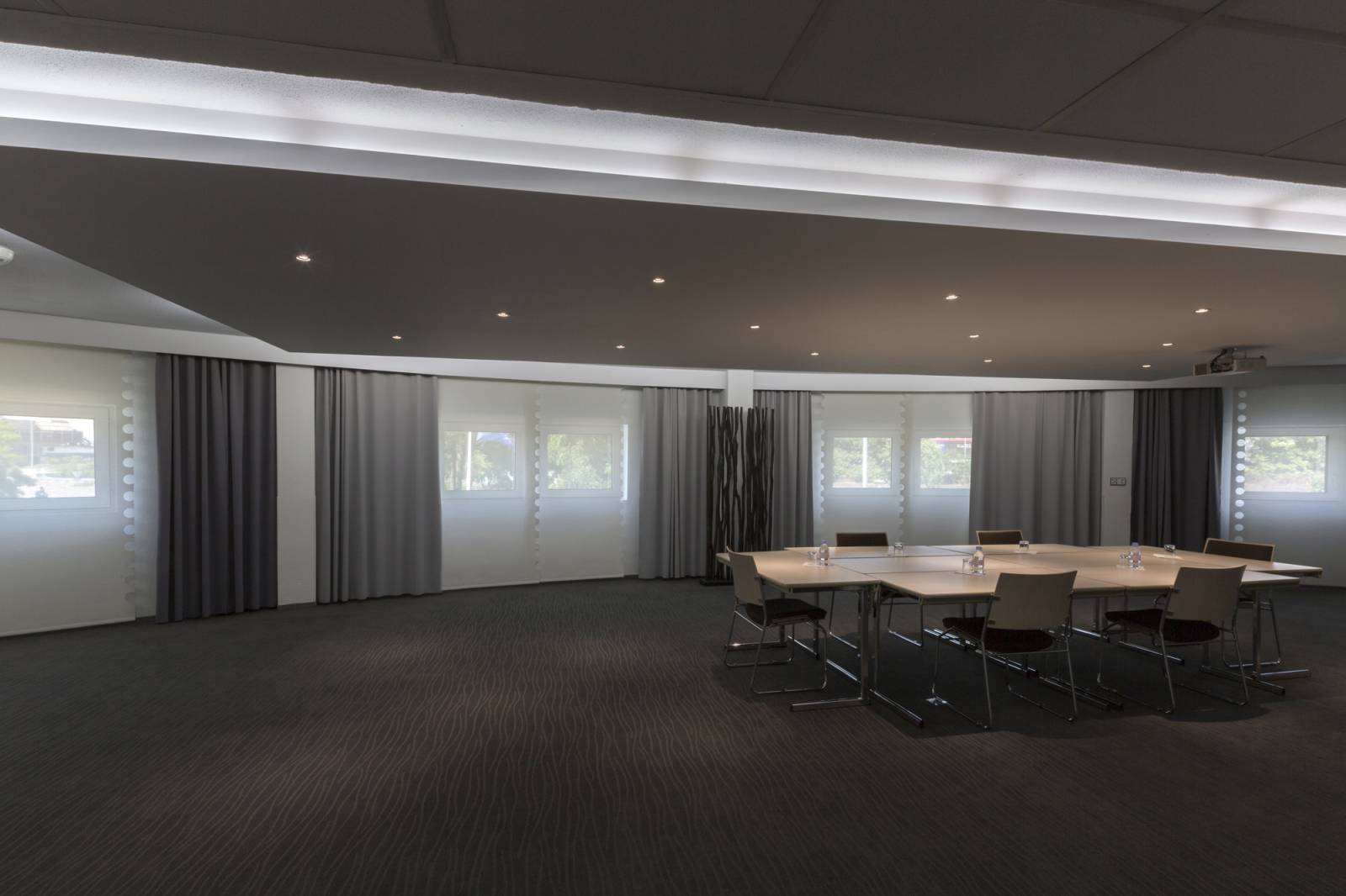 blackout-curtains-for-meeting-room--2