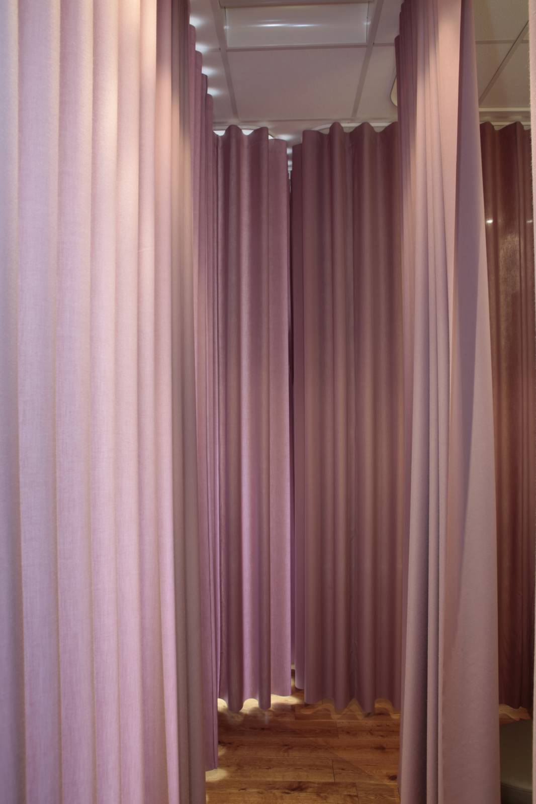 Wave curtains: Logiderme