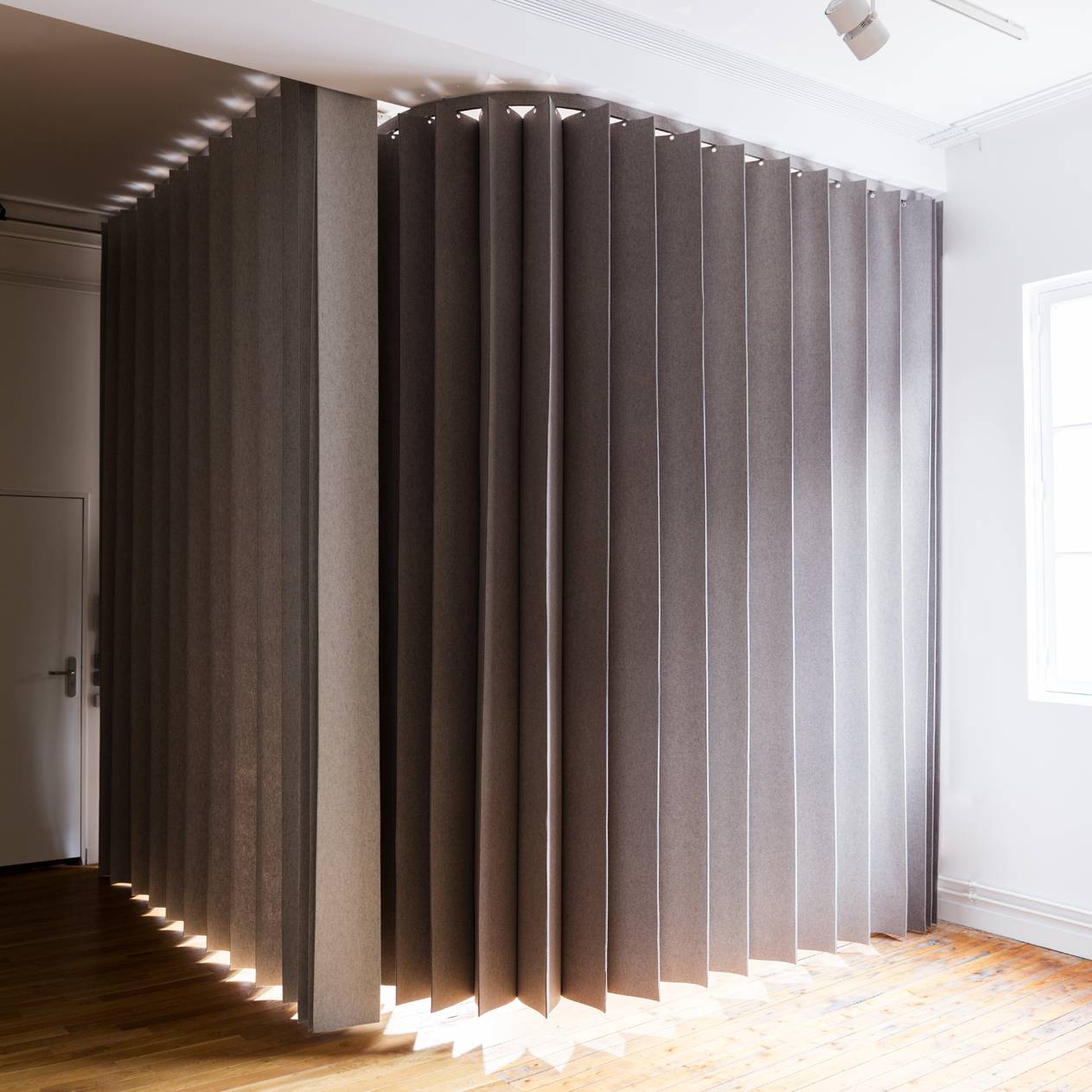 pleating-panel-"namad"-closed-position 