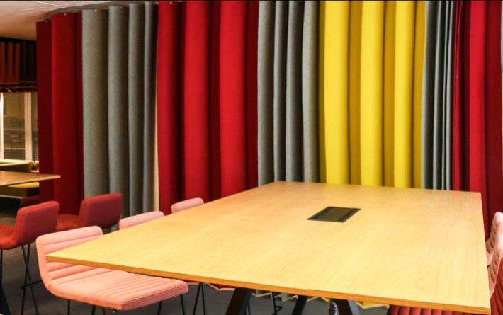 Parois-pliantes-tricolor-jaune-gris-rouge