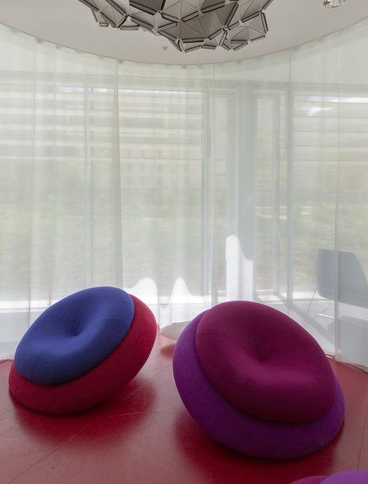 Rideaux plats acoustiques sur rail cintré