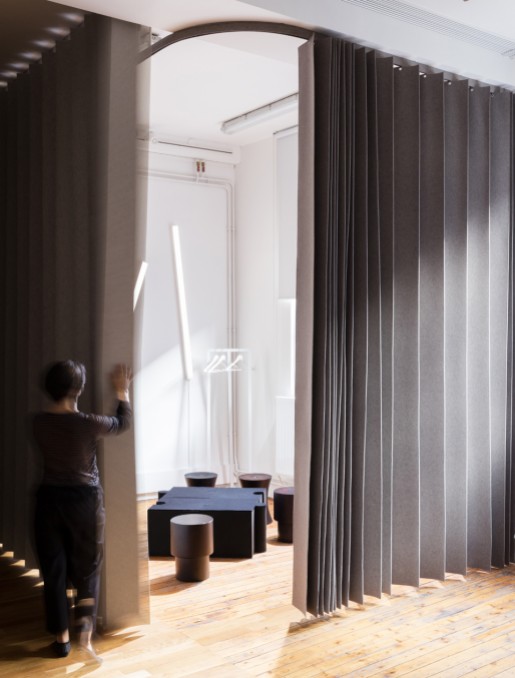 pleating-panel-"namad"-semi-open-position 